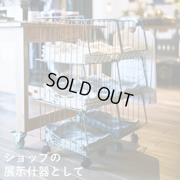 画像2: スタイリッシュなワイヤーバスケットワゴン ４段 積み重ね可能 モダンデザイン 強度・耐久性の高いスチール製のキャスターワゴン ショップ用什器 (2)