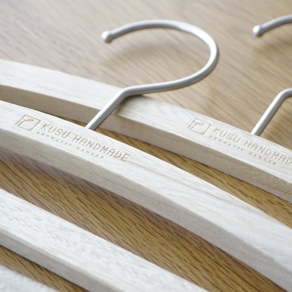 画像5: 九州の楠を使った防虫・防臭効果のあるくすのきメンズフラットハンガー42cm (5)