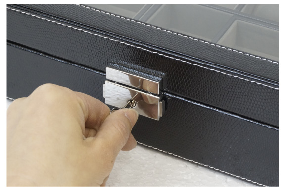 男性へのプレゼントに人気 クロコ調のおしゃれなブラックジュエリーボックス