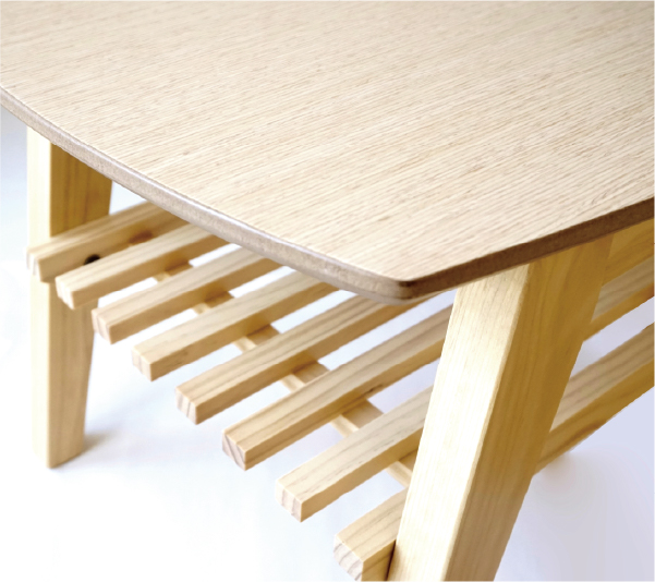 圧迫感のない棚付き、明るくナチュラルな色はオークの天然突板を使用